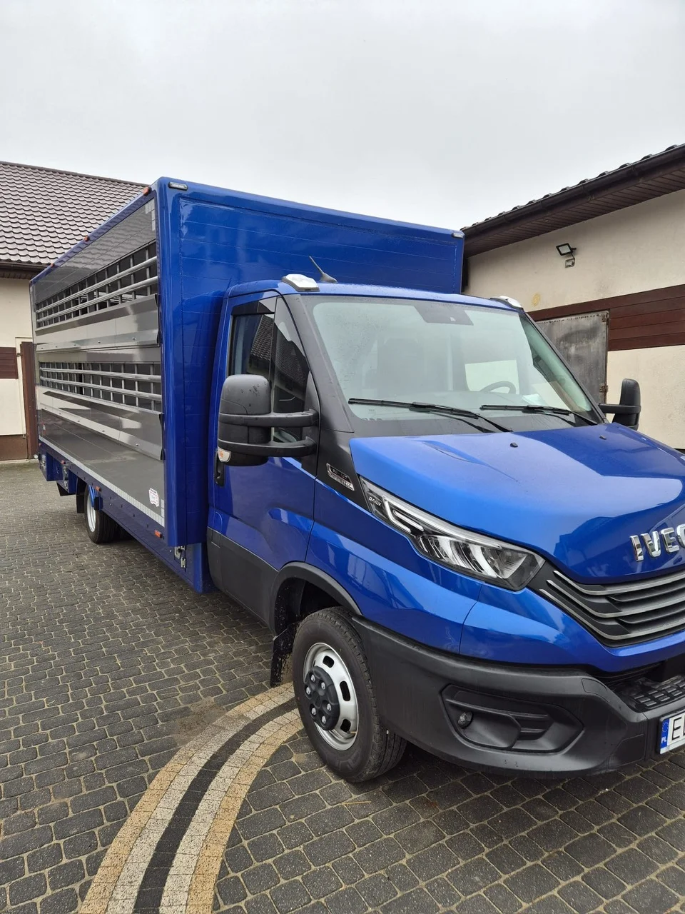 Czerwona ciężarówka Iveco do transportu trzody chlewnej
